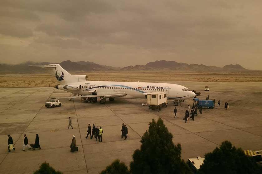 پیاده شدن مسافران پس از توقف هواپیما در باند